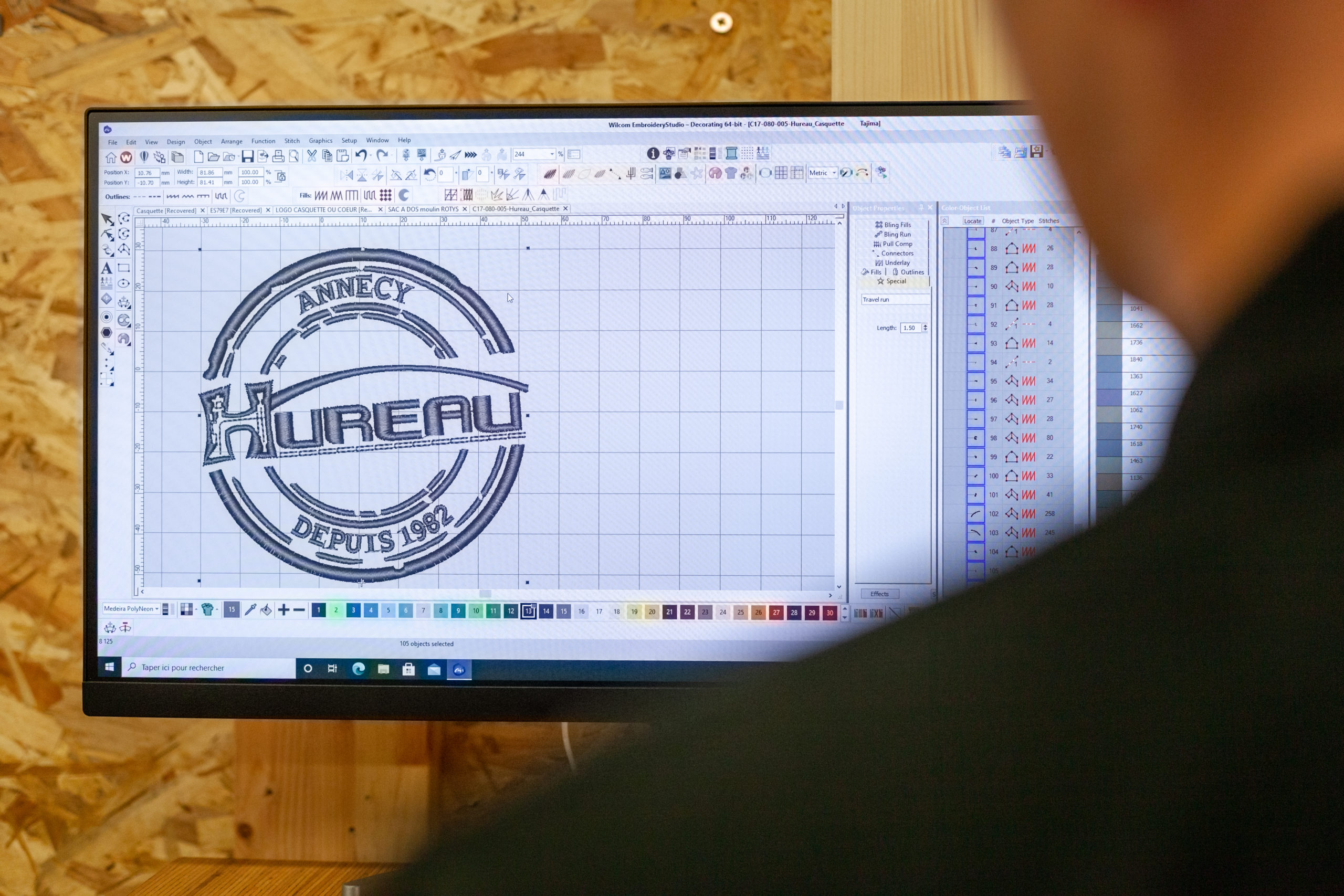 Travail sur l'ordinateur de l'atelier, nous contacter pour en savoir plus