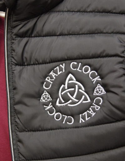 broderie logo bar sur doudoune